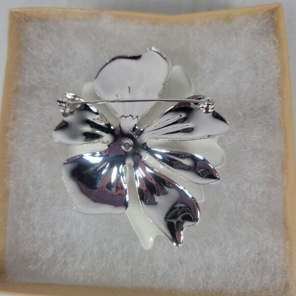 Sarah Coventry Vintage Classic White Flower Brooch & Clip-On Earrings Set - Picture 3 of 8